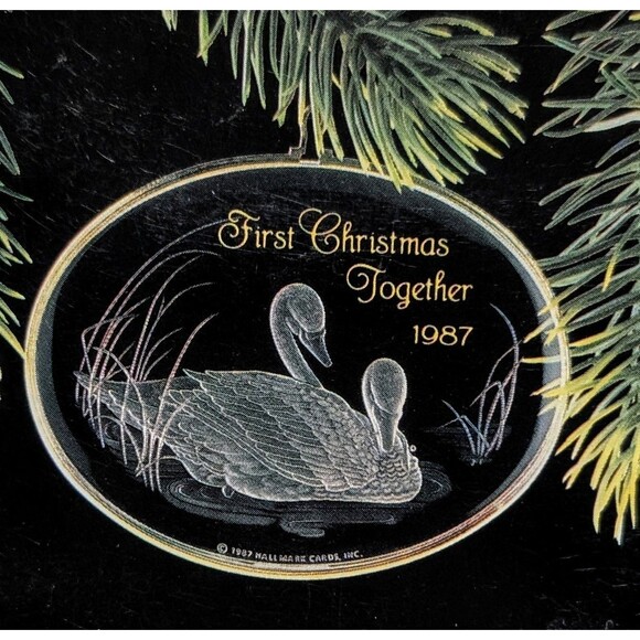 HALLMARK 1987 OUR FIRST CHRISTMAS TOGETHER Oval Acrylic Ornament Swans - Picture 4 of 4